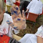 Kreativität entfalten: Mit Farben und Fantasie gestalten die Kinder Welt.